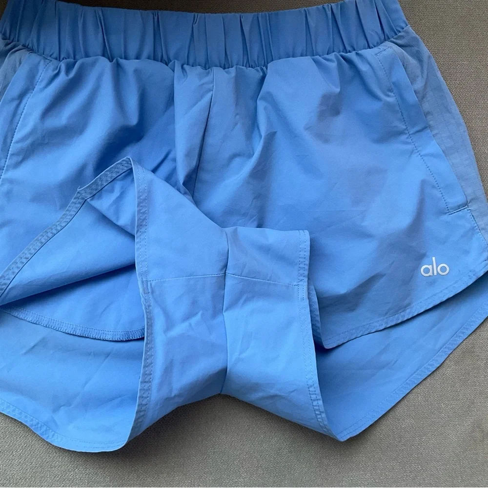 Alo Yoga Playmaker Dolphin Short Crystal Clear Blue XS